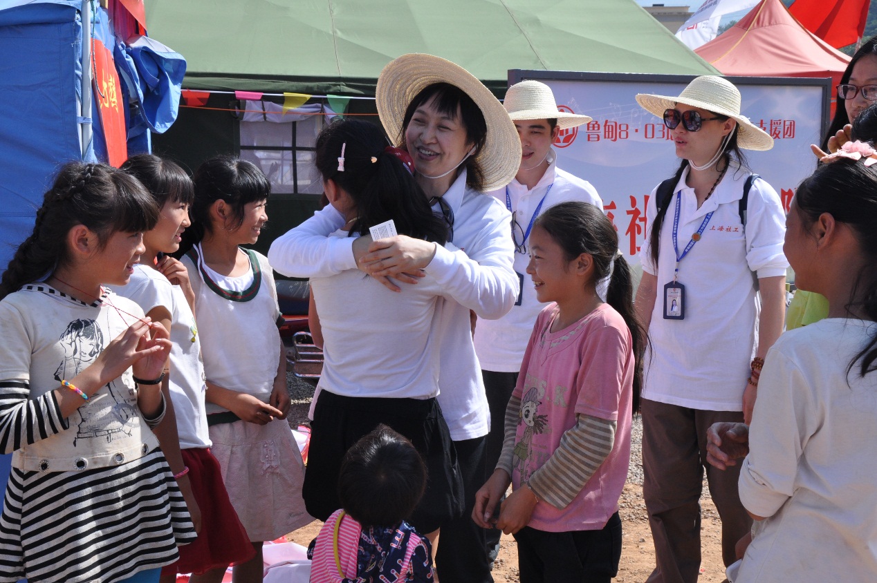 pg游戏官网范斌老师与灾区孩子们在一起