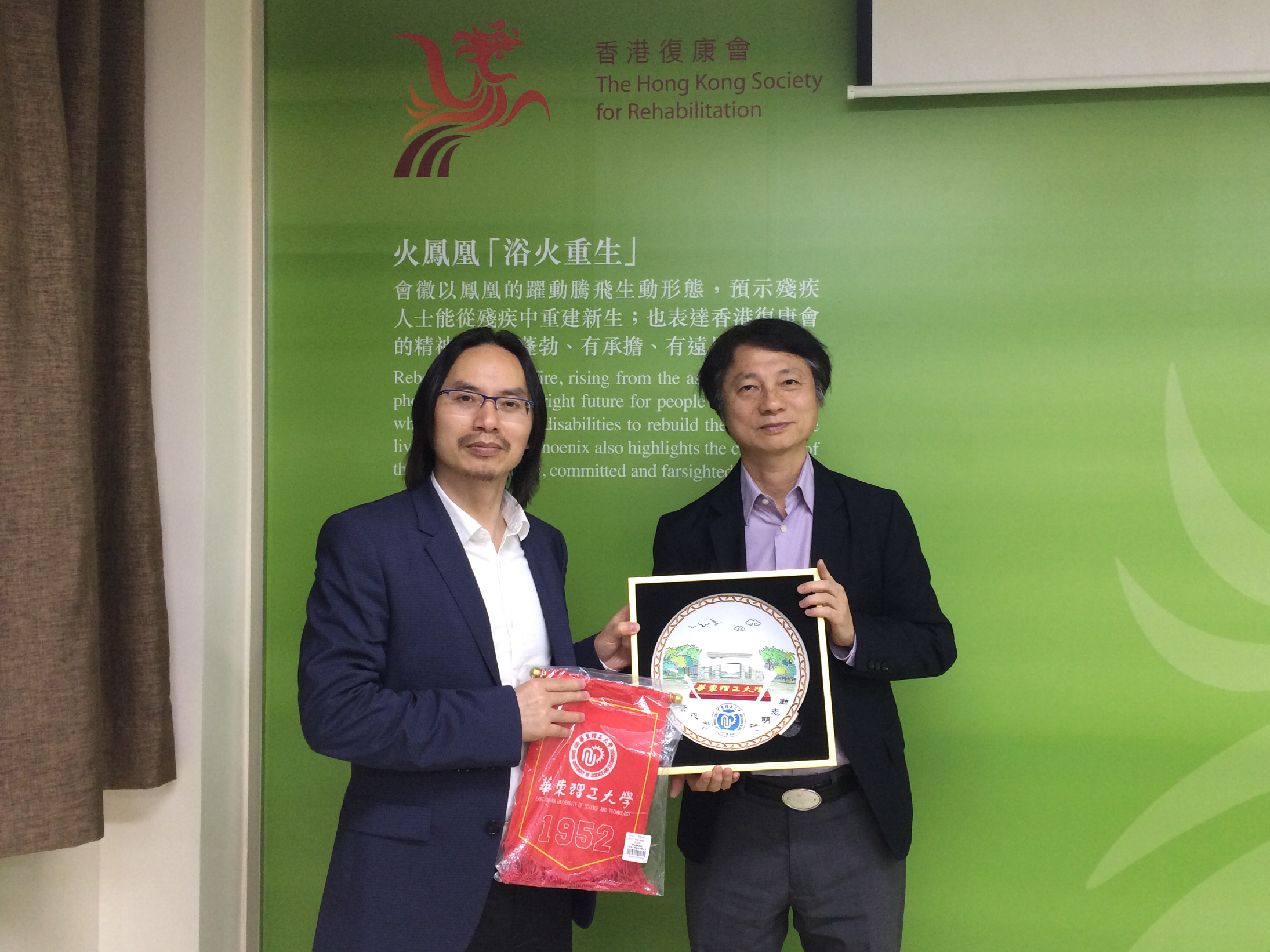 pg游戏电子模拟器院长何雪松与伍杏修先生合影